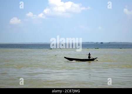 Beauté de la rivière d'Asie du Sud et mode de vie du bateau Banque D'Images