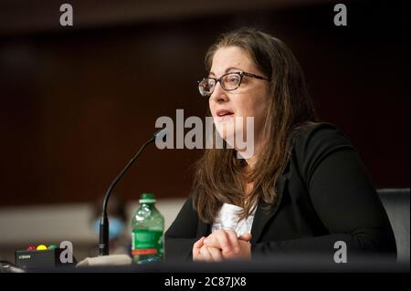 Washington, États-Unis d'Amérique. 21 juillet 2020. Laura MacCleery, directrice des politiques, Centre for Science in the public Interest, se présente devant un comité du Sénat américain sur le commerce, la science et les transports, qui entend « protéger les Américains contre les escroqueries COVID-19 » dans le bâtiment Dirksen du bureau du Sénat à Capitol Hill à Washington, DC., le mardi 21 juillet 2020. Credit: Rod Lamkey/CNP | usage dans le monde crédit: dpa/Alay Live News Banque D'Images