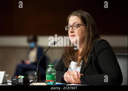 Washington, États-Unis d'Amérique. 21 juillet 2020. Laura MacCleery, directrice des politiques, Centre for Science in the public Interest, se présente devant un comité du Sénat américain sur le commerce, la science et les transports, qui entend « protéger les Américains contre les escroqueries COVID-19 » dans le bâtiment Dirksen du bureau du Sénat à Capitol Hill à Washington, DC., le mardi 21 juillet 2020. Credit: Rod Lamkey/CNP | usage dans le monde crédit: dpa/Alay Live News Banque D'Images