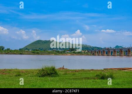 Kesinga, Kalahandi, Odisha, Inde. 26 juin 2020. Indian Railways Bridge sur la rivière tel à Luthurband avec un magnifique paysage naturel. Banque D'Images