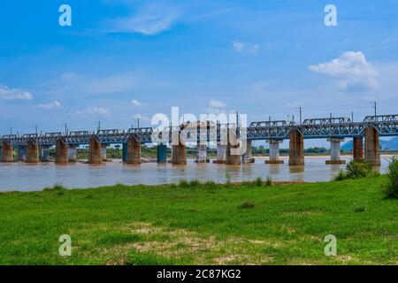 Kesinga, Kalahandi, Odisha, Inde. 26 juin 2020. Indian Railways Bridge sur la rivière tel à Luthurband avec un magnifique paysage naturel. Banque D'Images