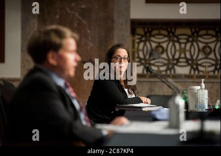 Laura MacCleery, directrice des politiques, Centre pour la science dans l'intérêt public, à droite, écoute Andrew Smith, directeur, Bureau de la protection des consommateurs, Federal Trade Commission, répond aux questions posées lors d'un comité sénatorial du commerce des États-Unis, Science et transport audition "protéger les Américains contre les escroqueries COVID-19" dans le bâtiment Dirksen du bureau du Sénat à Capitol Hill à Washington, DC., le mardi 21 juillet 2020. Crédit : Rod Lamkey/CNP/MediaPunch Banque D'Images