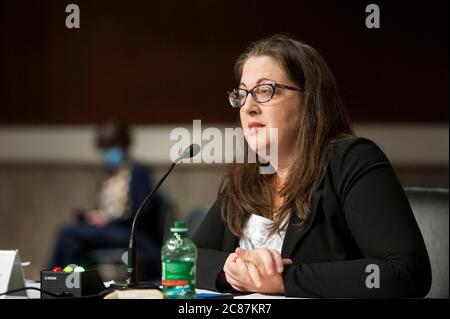 Laura MacCleery, directrice des politiques, Centre for Science in the public Interest, se présente devant un comité du Sénat américain sur le commerce, la science et les transports, qui entend « protéger les Américains contre les escroqueries COVID-19 » dans le bâtiment Dirksen du bureau du Sénat à Capitol Hill à Washington, DC., le mardi 21 juillet 2020. Crédit : Rod Lamkey/CNP/MediaPunch Banque D'Images