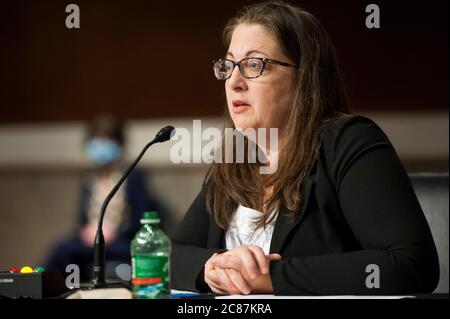 Laura MacCleery, directrice des politiques, Centre for Science in the public Interest, se présente devant un comité du Sénat américain sur le commerce, la science et les transports, qui entend « protéger les Américains contre les escroqueries COVID-19 » dans le bâtiment Dirksen du bureau du Sénat à Capitol Hill à Washington, DC., le mardi 21 juillet 2020. Crédit : Rod Lamkey/CNP/MediaPunch Banque D'Images