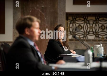 Laura MacCleery, directrice des politiques, Centre pour la science dans l'intérêt public, à droite, écoute Andrew Smith, directeur, Bureau de la protection des consommateurs, Federal Trade Commission, répond aux questions posées lors d'un comité sénatorial du commerce des États-Unis, Science et transport audition "protéger les Américains contre les escroqueries COVID-19" dans le bâtiment Dirksen du bureau du Sénat à Capitol Hill à Washington, DC., le mardi 21 juillet 2020. Crédit : Rod Lamkey/CNP/MediaPunch Banque D'Images