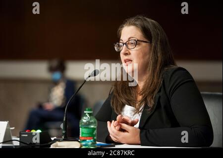 Laura MacCleery, directrice des politiques, Centre for Science in the public Interest, se présente devant un comité du Sénat américain sur le commerce, la science et les transports, qui entend « protéger les Américains contre les escroqueries COVID-19 » dans le bâtiment Dirksen du bureau du Sénat à Capitol Hill à Washington, DC., le mardi 21 juillet 2020. Crédit : Rod Lamkey/CNP/MediaPunch Banque D'Images