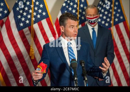 Le sénateur américain Todd Young (républicain de l'Indiana), fait des remarques, tandis que la direction du GOP se joint aux questions des journalistes sur le terrain à la suite du déjeuner du GOP dans le Hart Senate Office Building à Capitol Hill à Washington, DC., le mardi 21 juillet 2020. Le sénateur américain John Thune (républicain du Dakota du Sud), à droite, porte le crédit : Rod Lamkey/CNP/MediaPunch Banque D'Images