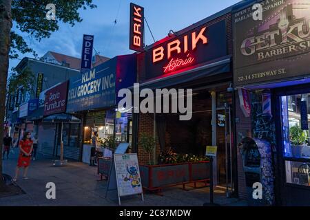 NEW YORK, NY – 21 JUILLET 2020 : une vue sur le bar-salon et la cuisine de Brik après que l'autorité publique des alcools a suspendu son permis d'alcool. Banque D'Images