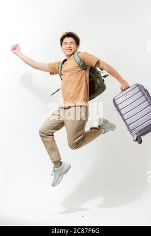 Joyeux touriste asiatique avec des bagages isolés sur fond blanc Banque D'Images