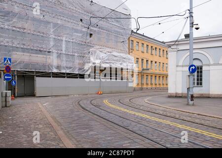 Un ancien bâtiment est recouvert de tissu de sécurité pour chantier. À Helsinki, en Finlande. Banque D'Images