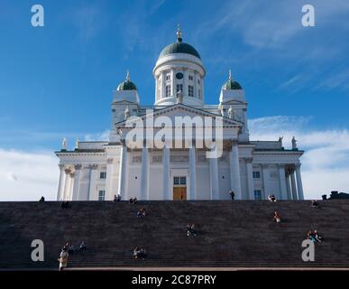 Vue extérieure de la cathédrale d'Helsinki en plein soleil l'après-midi pendant le solstice d'été. À Helsinki, en Finlande. Banque D'Images