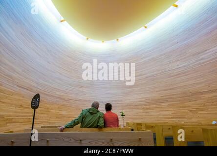 L'intérieur de la chapelle Kamppi, en bois, faite à la main, discrète et pleine. À Helsinki, en Finlande. Banque D'Images