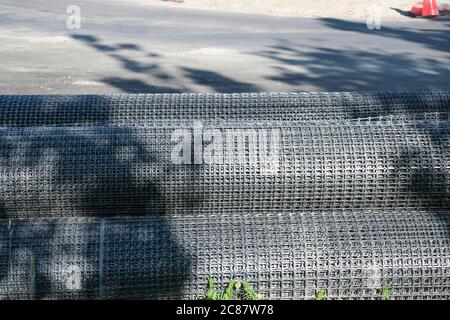 Rouleaux de treillis métallique sur le bord de la route sur un chantier de construction Banque D'Images