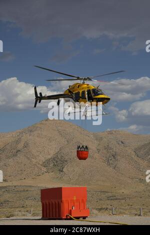 Près de GoodSprings NV, États-Unis. 21 juillet 2020. Des hélicoptères remplissent des seaux d'eau juste à côté de la State route 160 NV pour combattre le feu de Cottonwood dans une région éloignée le 21 juillet 2020 près de GoodSprings, Nevada. Crédit: Peter Noble/The photo Access crédit: The photo Access/Alay Live News Banque D'Images