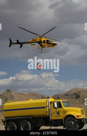 Près de GoodSprings NV, États-Unis. 21 juillet 2020. Des hélicoptères remplissent des seaux d'eau juste à côté de la State route 160 NV pour combattre le feu de Cottonwood dans une région éloignée le 21 juillet 2020 près de GoodSprings, Nevada. Crédit: Peter Noble/The photo Access crédit: The photo Access/Alay Live News Banque D'Images