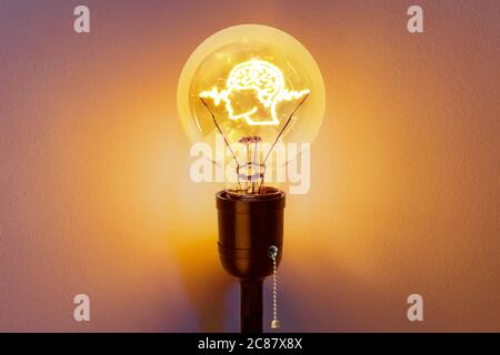 Profil homme avec ampoule cerveau intérieur activée concept de puissance de pensée créative Banque D'Images