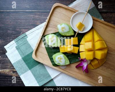 Mangue thaï avec riz doux et collant sur le dessus avec le cocotier (Khao Niaïw Ma Muang) Banque D'Images