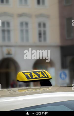 Le mot taxi en lettres jaunes sur fond noir Banque D'Images
