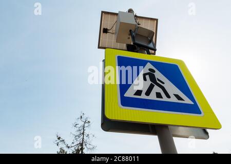 L'enseigne de passage pour piétons alimentée par des panneaux solaires installés ci-dessus. Signalisation routière et règles. Banque D'Images