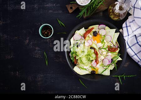 Chiliquiles (cuisine mexicaine) plat de tortilla frites avec œufs et fromage. Cuisine mexicaine. Petit déjeuner mexicain. Vue de dessus, plan d'affichage, copie sp Banque D'Images