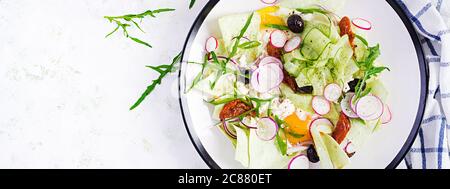 Chiliquiles (cuisine mexicaine) plat de tortilla frites avec œufs et fromage. Cuisine mexicaine. Petit déjeuner mexicain. Vue de dessus, bannière, copie de la flèche Banque D'Images