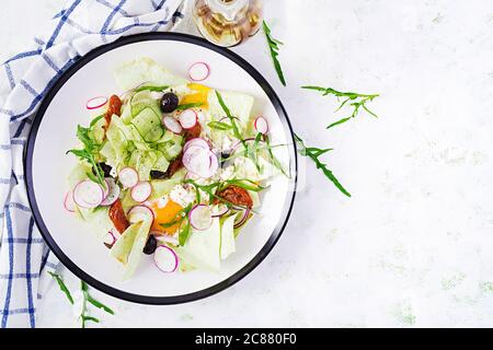 Chiliquiles (cuisine mexicaine) plat de tortilla frites avec œufs et fromage. Cuisine mexicaine. Petit déjeuner mexicain. Vue de dessus, plan d'affichage, copie sp Banque D'Images