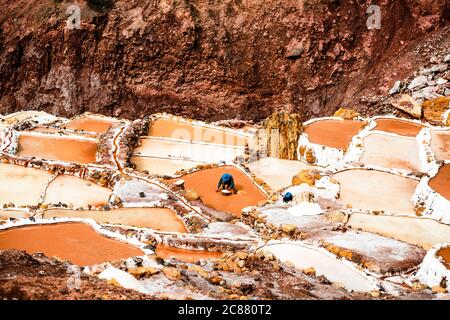 Ouvrier à Salinas de Maras près de Cusco, extraction de sel au Pérou Banque D'Images