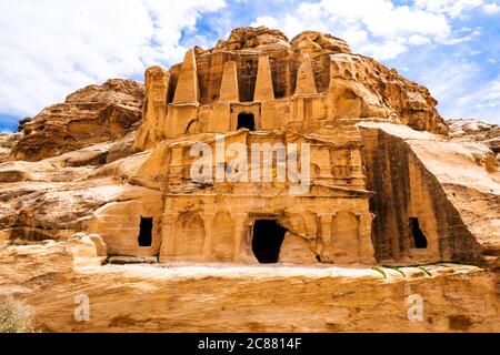 Ancien Obélisque tombe devant l'entrée de Petra, Jordanie Banque D'Images