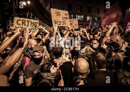 Jérusalem, Israël. 21 juillet 2020. Des manifestants tiennent des pancartes lors d'une manifestation contre le Premier ministre israélien Benjamin Netanyahu, devant sa résidence à Jérusalem. Crédit : Ilia Yefimovich/dpa/Alay Live News Banque D'Images