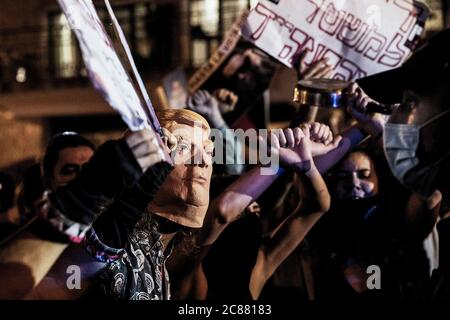 Jérusalem, Israël. 21 juillet 2020. Un masque représentant le président américain Donald Trump est visible lors d’une manifestation contre le Premier ministre israélien Benjamin Netanyahu, devant sa résidence à Jérusalem. Crédit : Ilia Yefimovich/dpa/Alay Live News Banque D'Images