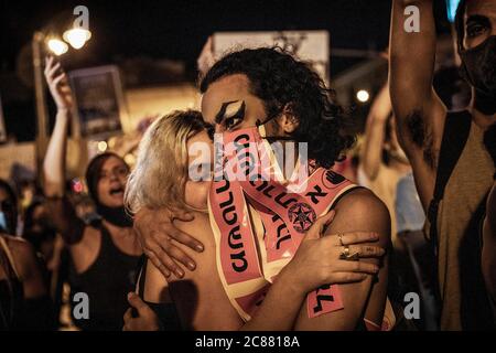 Jérusalem, Israël. 21 juillet 2020. Deux manifestants embrassent lors d'une manifestation contre le Premier ministre israélien Benjamin Netanyahu, devant sa résidence à Jérusalem. Crédit : Ilia Yefimovich/dpa/Alay Live News Banque D'Images