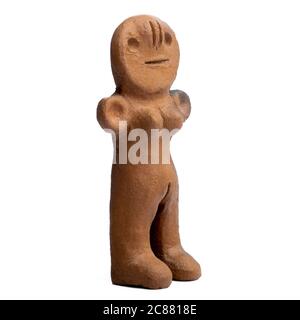 Ancienne figurine femelle en argile des îles Canaries isolée sur fond blanc Banque D'Images