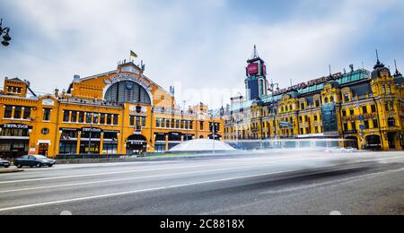 Kiev, Ukraine - 14 avril 2019 : magnifique grand bâtiment jaune de la Halle de Bessarabsky à Kiev, Ukraine Banque D'Images