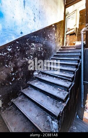 La créepée ruint l'escalier de grunge dans un hôpital abandonné Banque D'Images