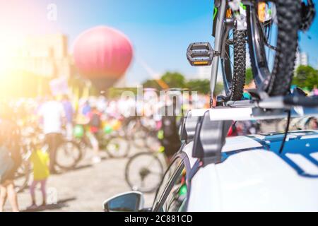 Nouveau vélo sport monté sur le toit de la voiture, roed Voyager Banque D'Images