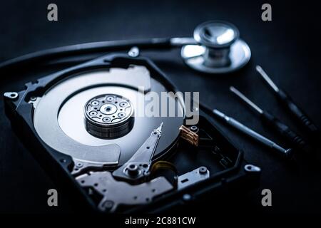 processus de réparation du disque dur de l'ordinateur, gros plan Banque D'Images