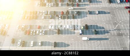 Voitures sur un marché de stationnement vue d'en haut au coucher du soleil Banque D'Images