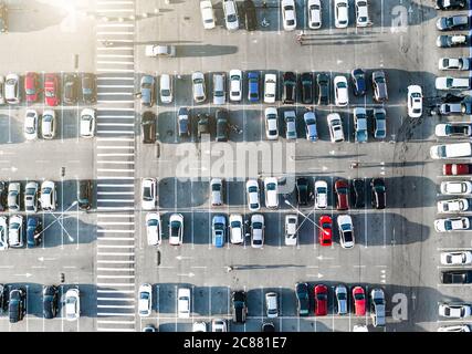 Voitures sur le parking vue d'en haut Banque D'Images