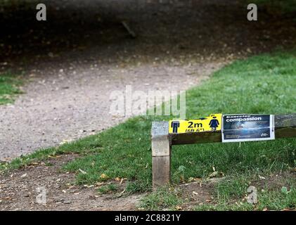 Signe de précautions sociales de distanciation (à 2 m d'intervalle) sur un poste au parc régional East Carlton, Corby, juillet 2020, en raison de l'épidémie de coronavirus. Banque D'Images