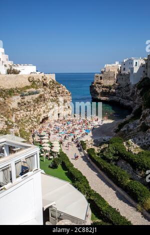 Polignano, Italie - le 17 septembre 2019 : se détendre et nager sur une charmante plage Lama Monachile à Polignano a Mare, Mer Adriatique, Pouilles, Bari bauvin Banque D'Images