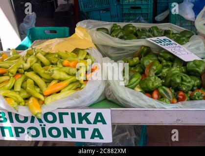 Assortiment de légumes bio au poivre vert local sur le stand dans le marché de rue dans la ville de Corfou, en gros plan, en Grèce, ville de Kerkyra Banque D'Images