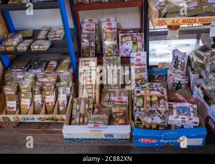 Grèce, corfou, ville de Kerkyra, 26 septembre 2018 : assortiment d'herbes locales sèches, d'épices et de produits traditionnels grecs et de délicats sur le stand Banque D'Images