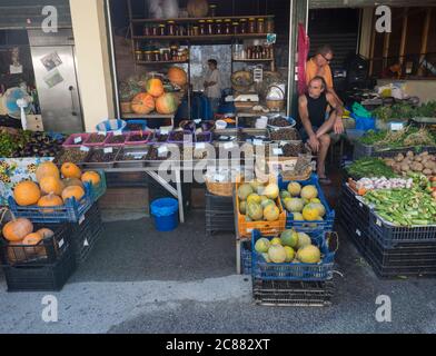 Grèce, corfou, ville de Kerkyra, 26 septembre 2018 : assortiment de toutes sortes de légumes et d'olives locaux sur le stand dans le marché de rue de la ville de Corfou Banque D'Images