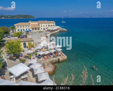 Corfou, Grèce - 7 juin 2017: Plage de Faliraki Alecos bains baignade publique avec le restaurant en olp dans la ville de Corfou, bleu turquoise de l'eau Banque D'Images