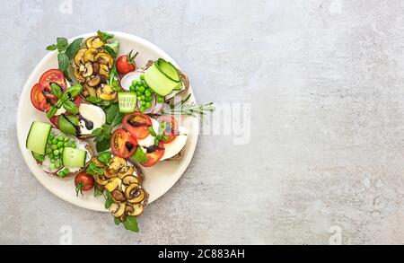 Assiette avec assortiment de pain de seigle végétarien toasts. Bannière avec bordure latérale. Banque D'Images