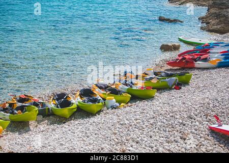 beaucoup de kayaks à la plage rocheuse Banque D'Images