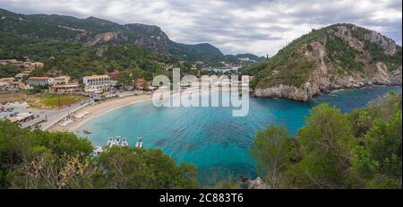 Vue panoramique sur la magnifique baie de Paleokastritsa avec plage de sable, forêt, collines et rochers, Corfou, Kerkyra, Grèce Banque D'Images