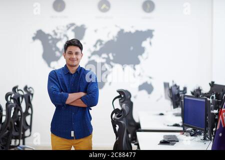 Portrait de décontracté asiatique hommes d'affaires indiens leader debout confiance à l'espace de travail conjoint, concept de démarrage de petite entreprise Banque D'Images