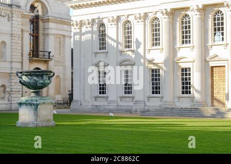 Vue détaillée d'une partie du magnifique bâtiment Trinity College et des pelouses montrant son architecture fine. Situé à Cambridge City, Royaume-Uni. Banque D'Images