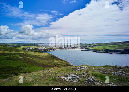 Port Erin vue du sommet de Brada Head avec la baie au premier plan et la mer d'Irlande derrière Banque D'Images